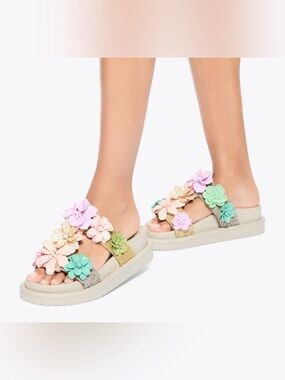 NIB KURT GEIGER Orson Flower Sandal 8.5 CUTE!!